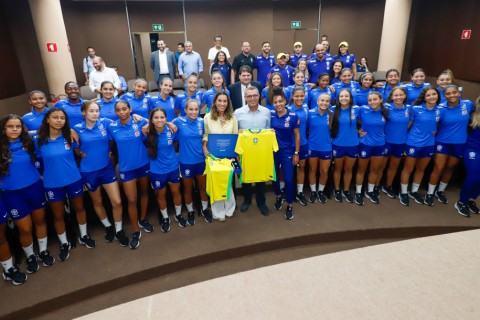 FSF e Seleção Brasileira Feminina Sub-17 visitam governador do Estado