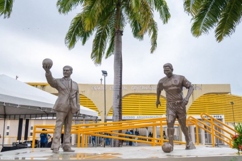Arena Batistão ganha esculturas em homenagem a Lourival Baptista e ao Rei Pelé
