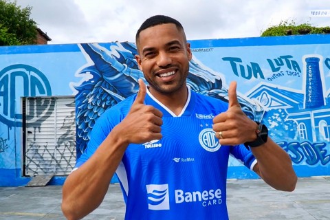 De volta ao Confiança, zagueiro Lucas Rocha visita o Sabino Ribeiro e fala sobre retorno ao clube