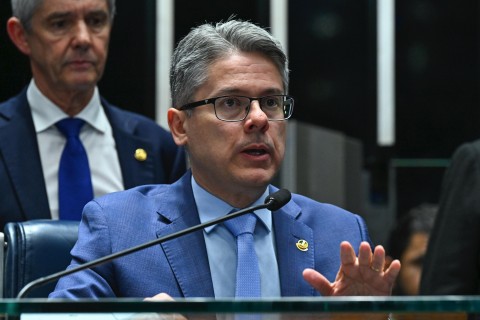 Vitória histórica: projeto de Alessandro Vieira vira a primeira lei da América Latina para proteção digital de crianças e adolescentes