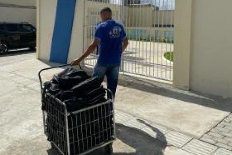 Educação de Aracaju realiza entrega de kits escolares em várias unidades de ensino